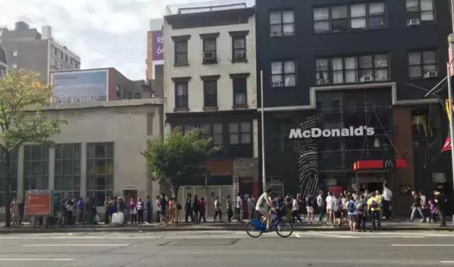 抢!疯!了!这款辣酱让美国人民激动万分,排队几小时只为买到它