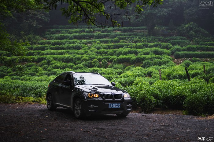 宝马X6,不谈性能如何!自驾遇上大雨还被拍成大片,颜值绝对够!