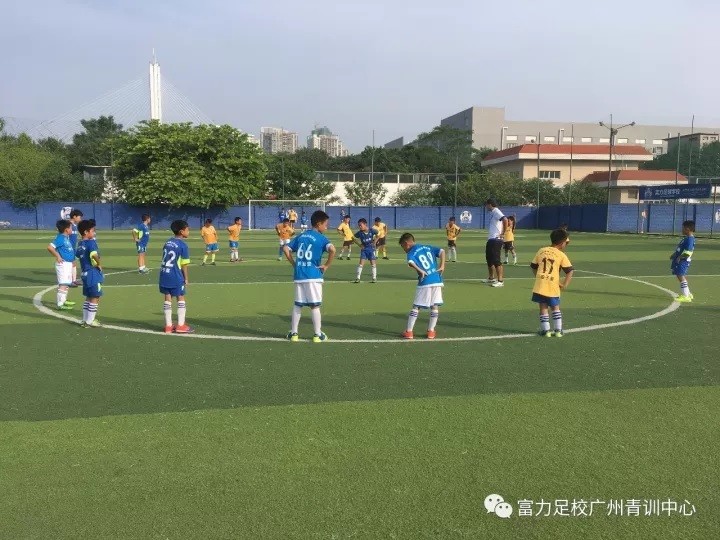 富力青年足球拉练,富力足球学院训练