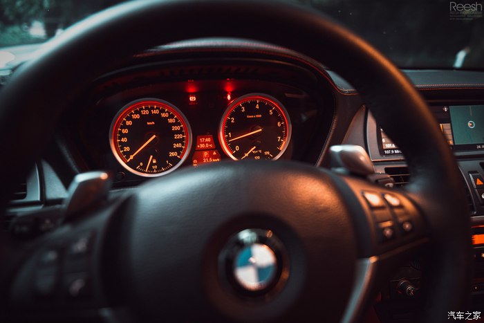 宝马X6，不谈性能如何！自驾遇上大雨还被拍成大片，颜值绝对够！