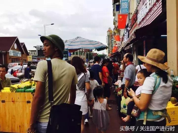 在工厂上班的越南姑娘,大批越南姑娘过海关涌入中国打工