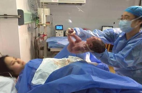 产妇生完宝宝医生给小宝宝抱起来,高龄刚生完孩子的产妇