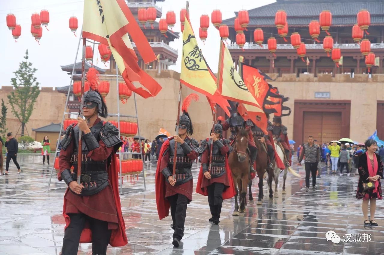 国庆假期迎来游客,国庆长假迎返程客流