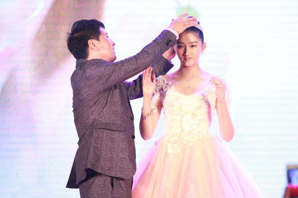 关晓彤香奈儿戒指,关晓彤上海金茂