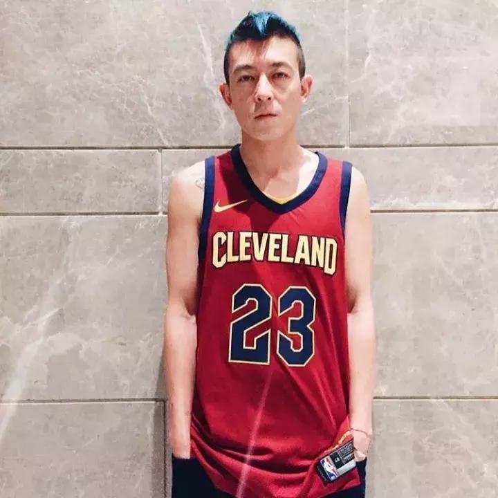 陈冠希穿老詹球衣开演唱会,陈冠希穿詹姆斯球衣演唱会