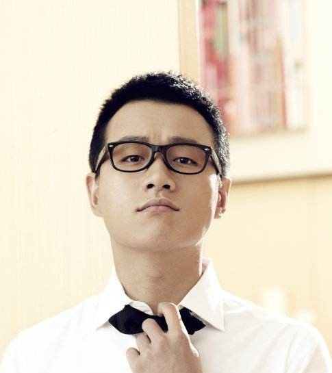 眼镜镜框选什么好看又实用,不管什么脸型戴都好看的墨镜