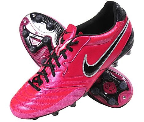粉色足球鞋高帮全部都是粉红的,好看且实战好的足球鞋