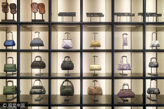 是不是二十来岁的女孩都该有一个名牌包包？