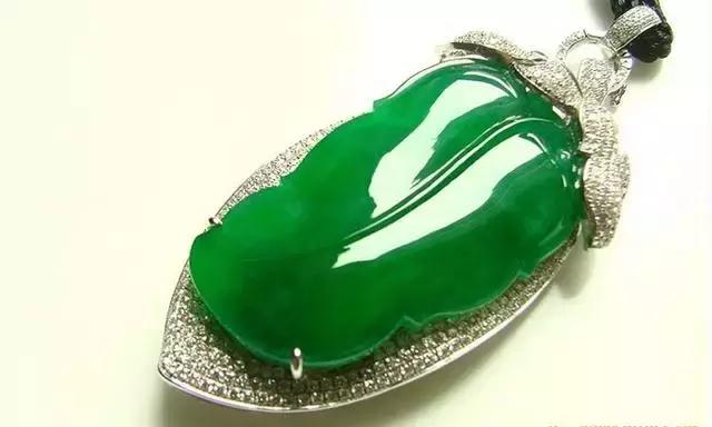 富商拿自己的翡翠来炫耀，朋友拿出了压箱底的宝贝，差点把他吓死