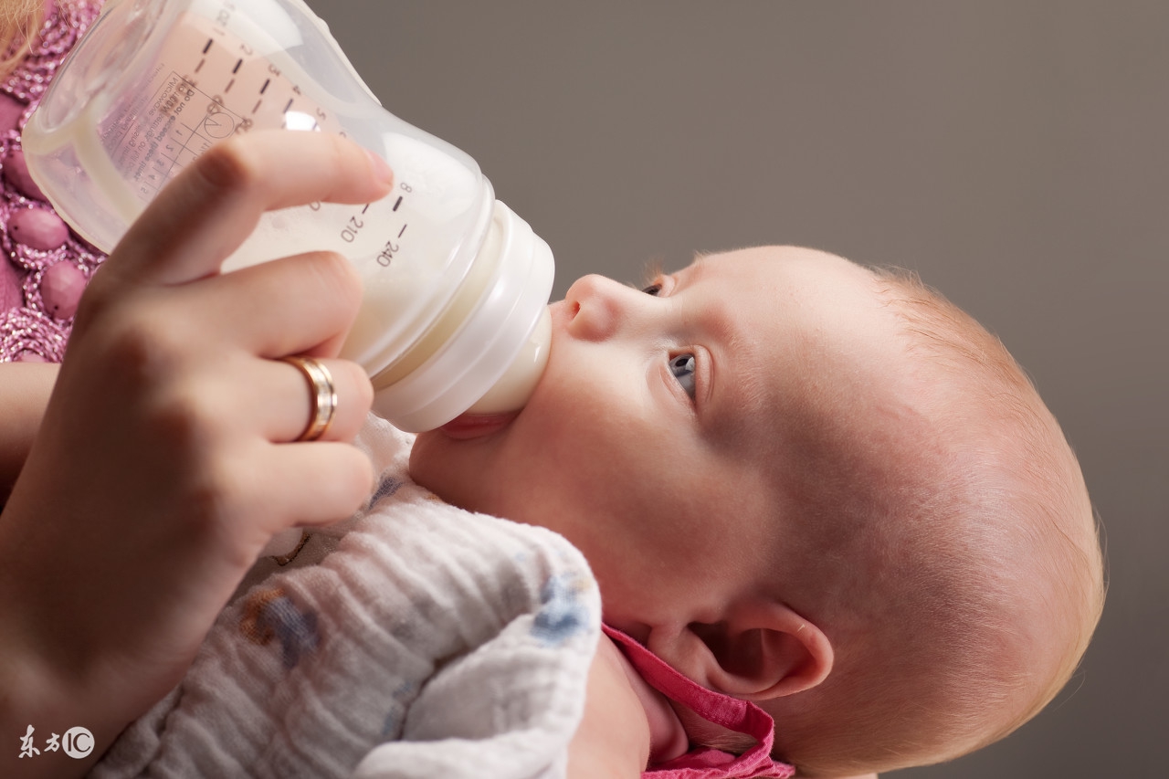 宝宝喝奶不专心拒奶怎么办,孩子太着急不专心