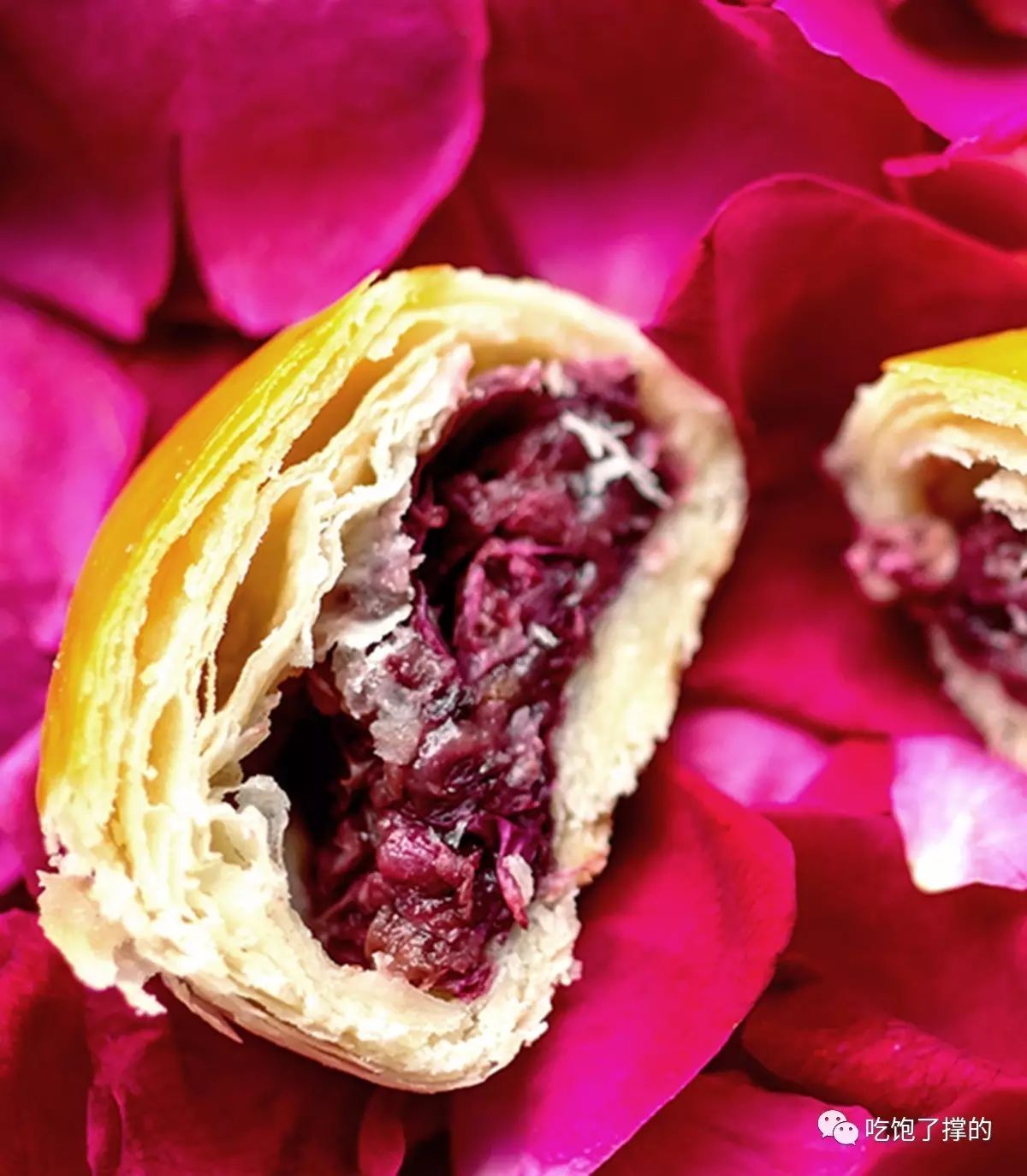 这是一枚用饱含阳光雨露的新鲜玫瑰花做的鲜花饼