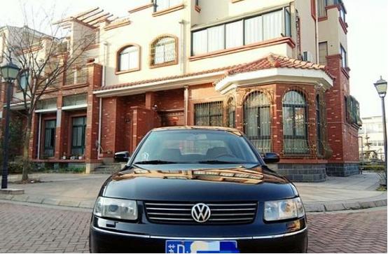 小伙花三十万买豪华大巴,小伙花3万买了辆摩托车