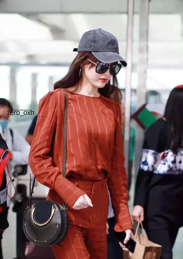 刘雯背的新款包是什么品牌,刘雯背过的一款蔻驰的包包