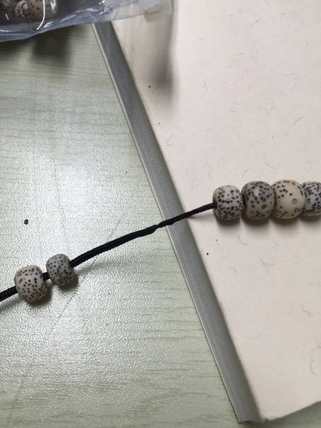 手串断了怎么换绳子,手串珠在手上绳子断了