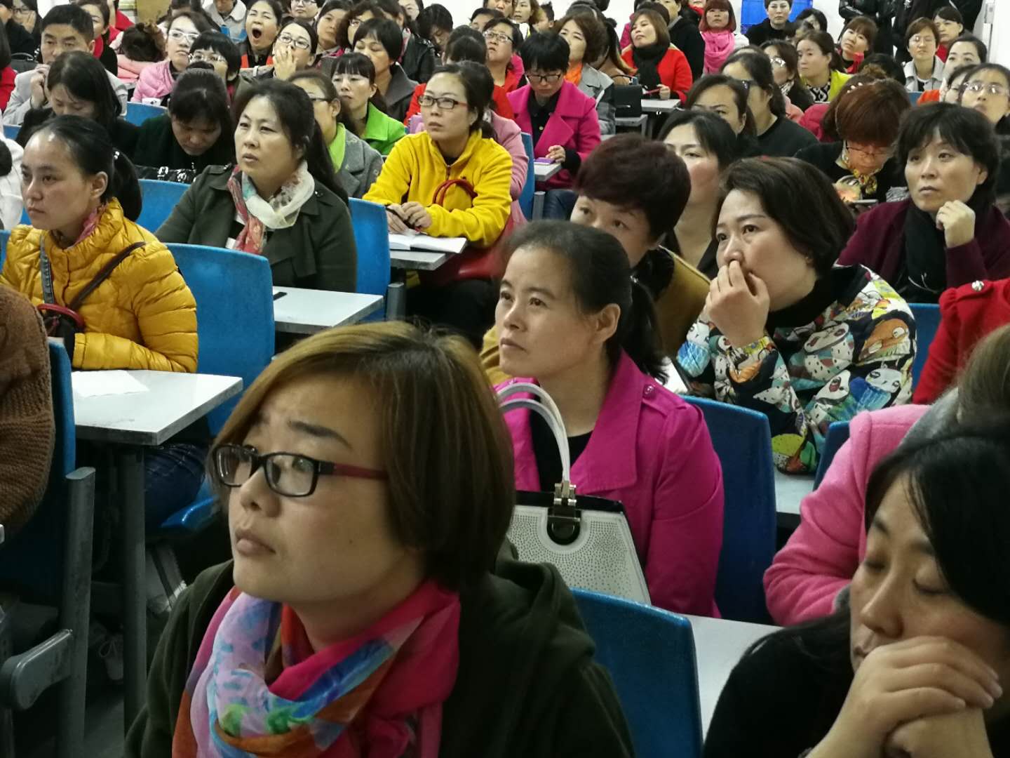 富平县东区小学开展“电子白板来助力课堂教学更精彩”交互式电子白板使用培训