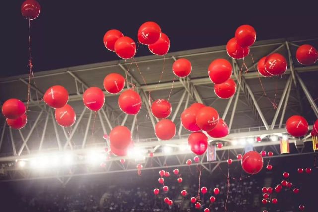 足球场走秀,比音勒芬时装发布会