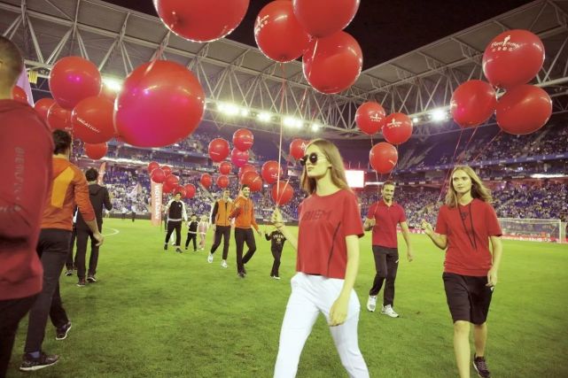 比勒芬时装秀中国红,足球场走秀