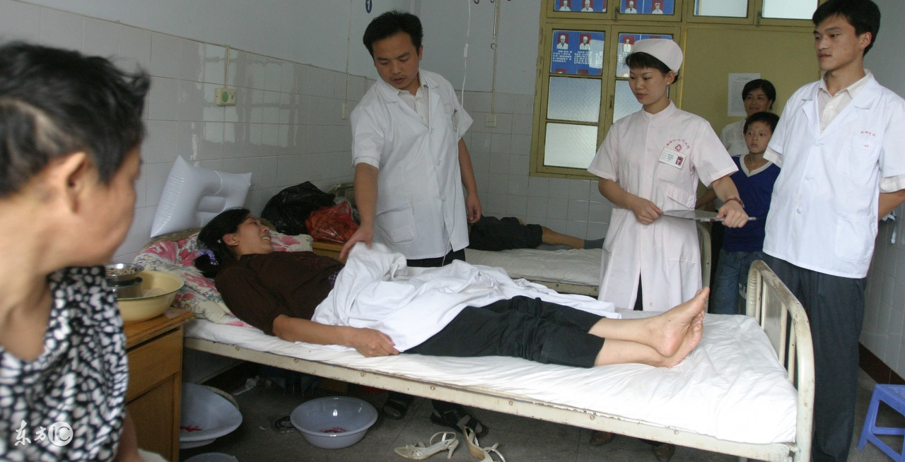 农村人看病忘带钱帮忙交了2万,农村看病不要钱是好事还是坏事