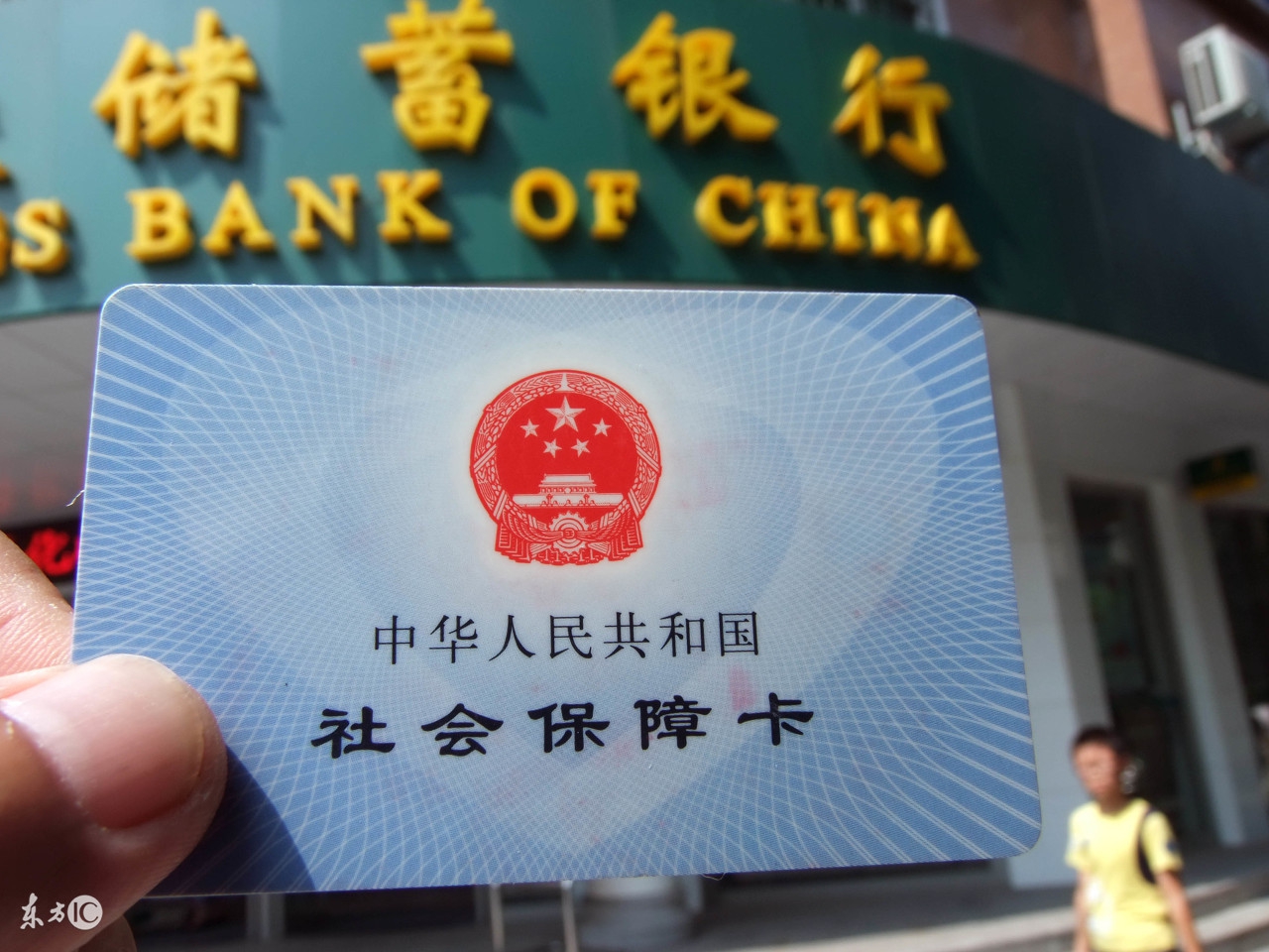 农村人看病忘带钱帮忙交了2万,农村看病不要钱是好事还是坏事