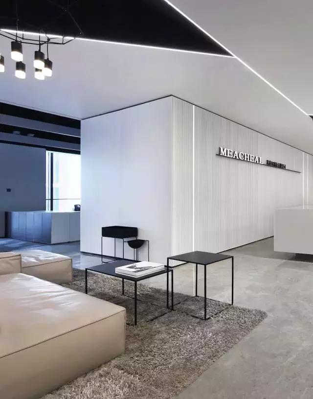 一个年轻潮服品牌的办公空间却选了素白当主打色