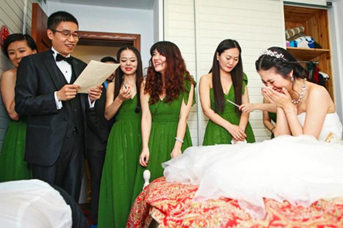 伴娘团不堵门列队鼓掌欢迎新郎,伴娘团不堵门特殊的迎亲方式