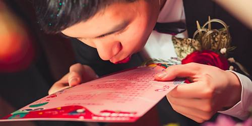 伴娘团不堵门列队鼓掌欢迎新郎,伴娘团不堵门特殊的迎亲方式