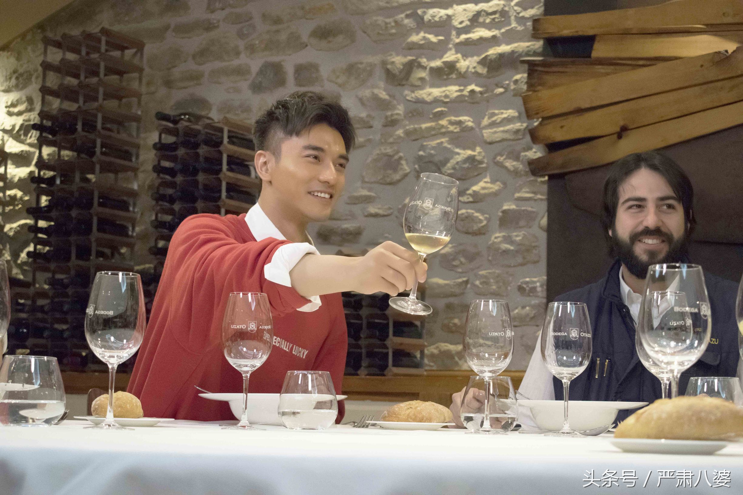 《遇见足球城》酒庄调酒郑凯勇做“前锋”示范队友