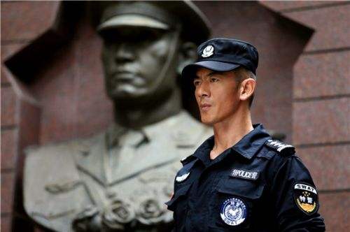 曾是刘欢保镖，流落街头没饭吃险自杀，北漂跑龙套今硬汉形象爆红