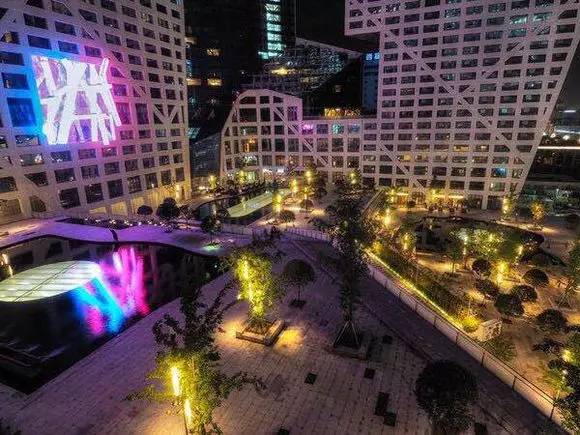 购物中心绚丽屋顶,有特色的购物中心空间设计