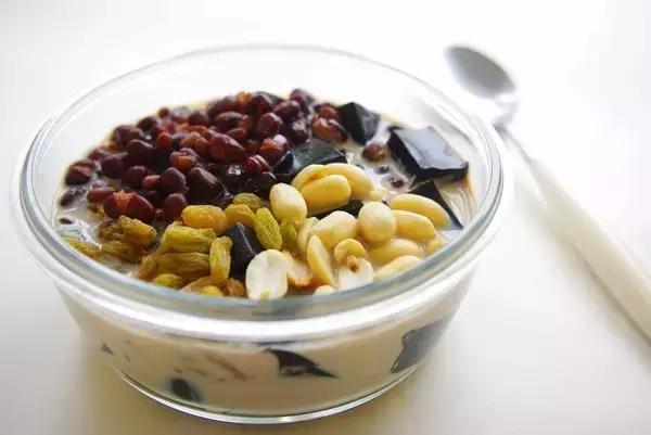 草粿跟烧仙草凉粉龟苓膏的区别,凉粉龟苓膏烧仙草分别用什么做的