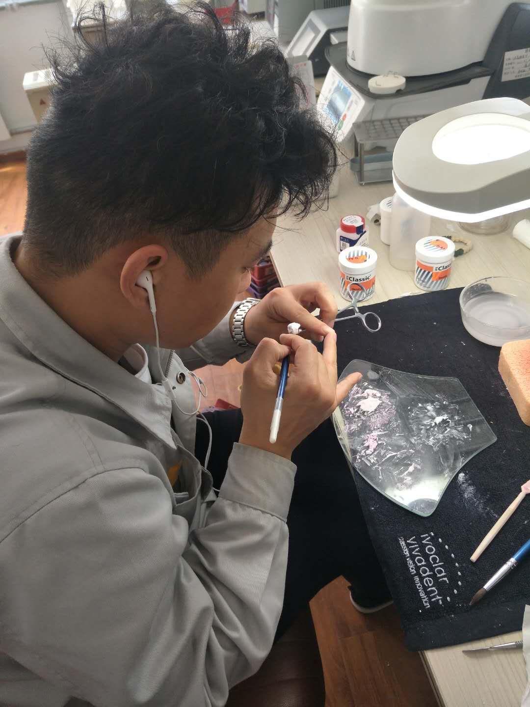 烤瓷牙连桥修复大概多少钱一颗,用烤瓷牙的方法矫正牙齿