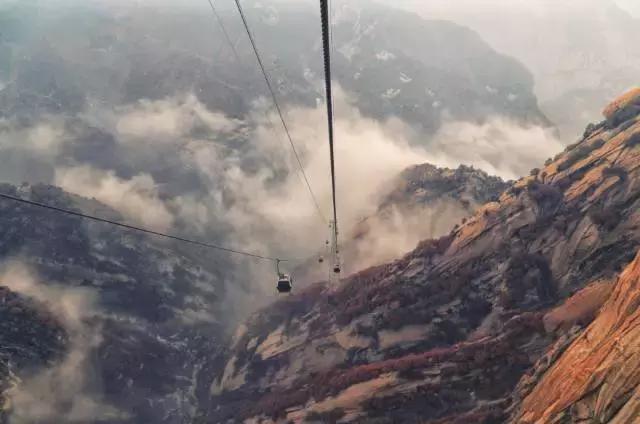 华山西峰索道奇险视频,乘坐西峰索道上华山攻略