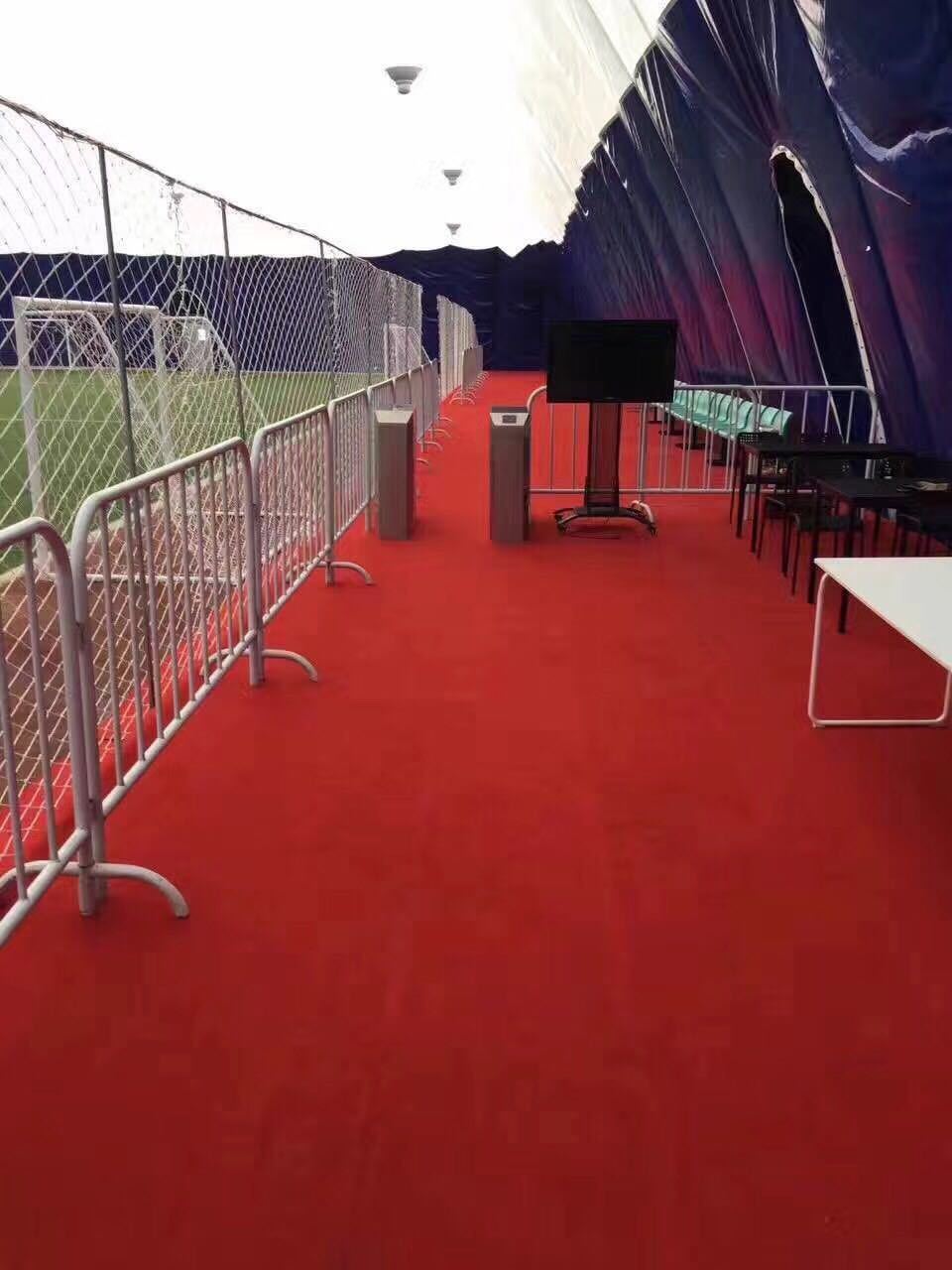 东北冬季踢球,沈阳市区气膜足球场