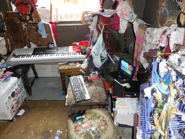 这个清洁工不一般!墨尔本极限清洁工专门清理脏乱等恶劣环境