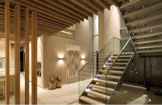 复式进门正对楼梯化解图,复式楼大门对楼梯怎么化解