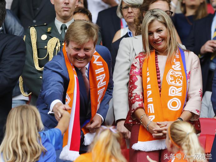 荷兰女将双双当选世界最佳，女足崛起，男足没落，情何以堪？