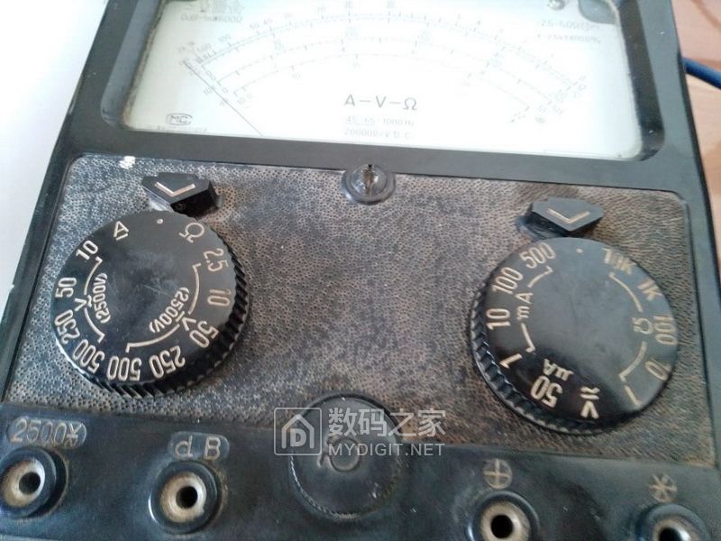 一块1964年2月上海震华电器厂制造500型万用表！