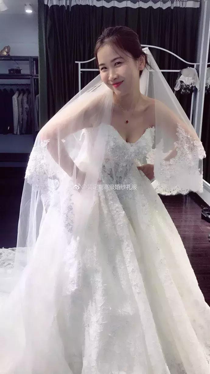 大拖尾婚纱适合矮个子女生吗,谁说矮就不能穿搭