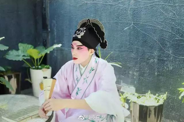 作家安东尼：80㎡破旧老公房，华丽逆转成精致温暖的家