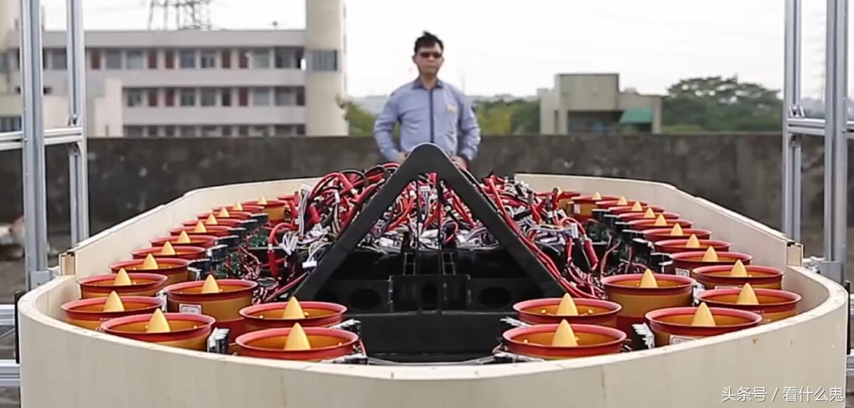 中国研究的载人陆空飞车，只充电就能飞，卖50万你买不买？