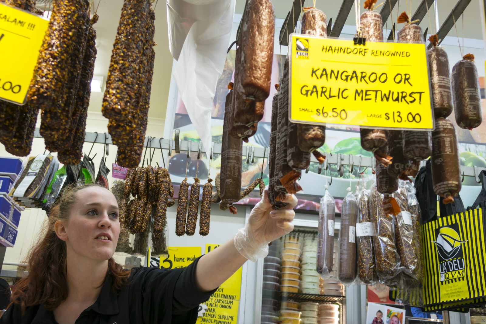 澳洲版终极吃货考验:把袋鼠、蜥蜴和鸸鹋当“路边餐”