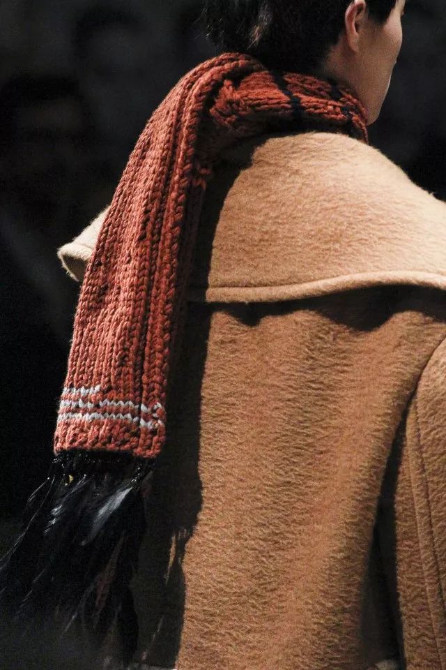 “大衣是女人的第一藏身所”