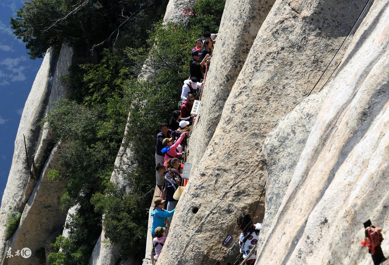 最吓人的十大旅游景点中国,玉屏山玻璃栈道特效吓人视频