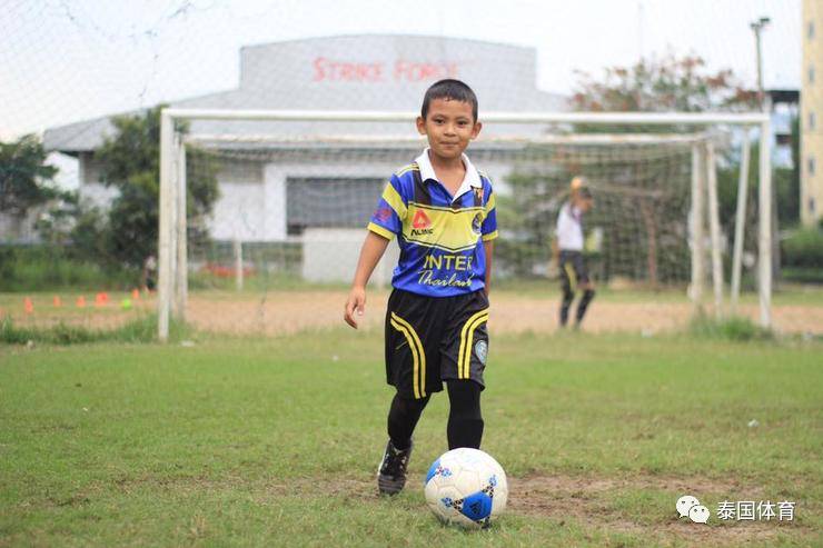 天呐！泰国8岁男孩连续4次射中门框，英超球队为助他成才投入巨资