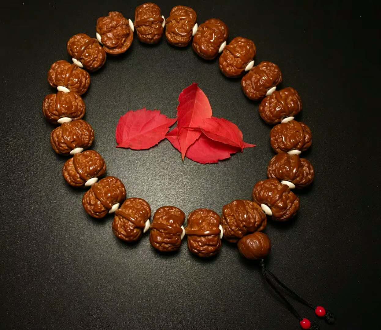 怎么挑选一串极品野生小核桃手串,野生核桃和普通核桃手串