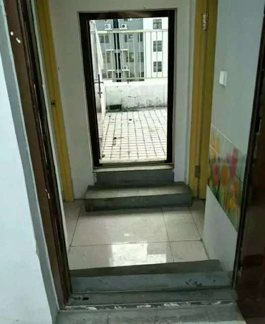 租在顶楼小阁楼,租的阁楼天花板隔音差