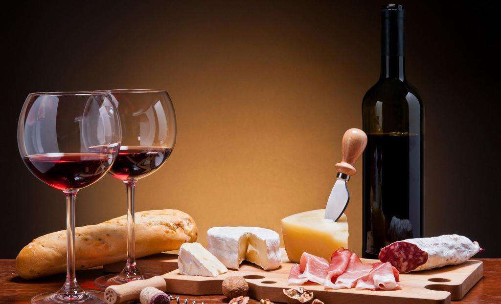 怀孕早期是否可以适当少喝红酒 (怀孕八个月可以喝一杯红酒吗)