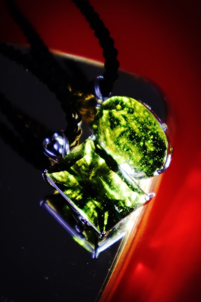 捷克红陨石水晶,捷克陨石要黑一点的还是绿一点的