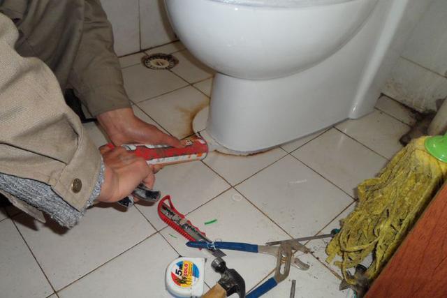 马桶的安装位置与下水管的位置,马桶安装不了角阀