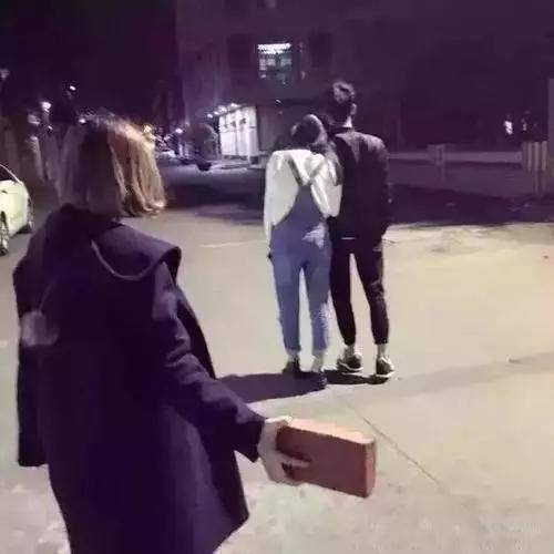 看见他们这样，最好的办法就是拿起砖头进攻